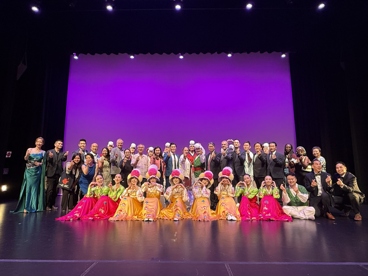 ▲경기도무용단 무용수들과 관계자들이 캐나다 밴쿠버에서 열린 제23회 한인 문화의 날 공식 초청공연을 마친 후 무대에서 단체 사진을 촬영하고 있다. (경기아트센터)