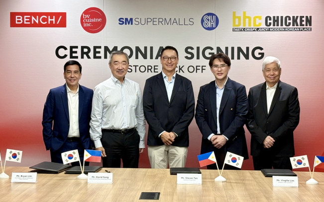 ▲송호섭 다이닝브랜즈그룹 대표(왼쪽 세번째)가 22일(현지시간) SM 슈퍼몰스와의 입점 계약을 체결하고 기념촬영을 하고 있다. (왼쪽부터) 브라이언 림(Bryan Lim) 수옌 코퍼레이션 부사장, 한스 시(Hans Sy) SM 프라임 홀딩스 회장, 송호섭 다이닝브랜즈그룹 대표, 스티븐 탄(Steven Tan) SM 슈퍼몰스 사장, 버질리오 림(Virgilio Lim) 수옌 코퍼레이션 대표가 서 있다.

  (사진제공=bhc)