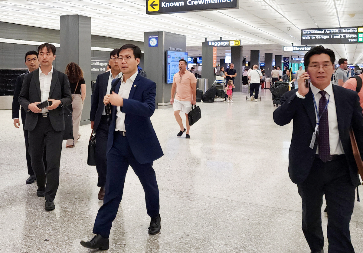 ▲여한구 산업통상자원부 통상교섭본부장(가운데)이 도널드 트럼프 미국 행정부와 막판 통상 및 관세 협상을 위해 22일(현지시간) 미국 워싱턴DC 인근 덜레스 국제공항에 도착하고 있다. 연합뉴스