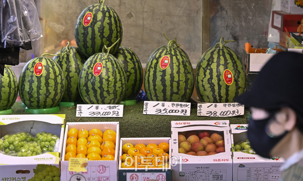▲15일 서울 시내 한 전통시장에 여름 제철 과일들이 진열되어 있다. 조현호 기자 hyunho@ (이투데이DB)