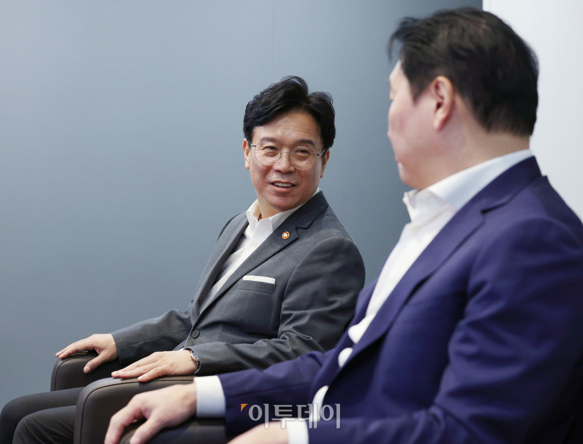 ▲김영훈(왼쪽) 고용노동부 장관이 24일 서울 중구 대한상공회의소를 방문해 최태원 회장과 대화를 하고 있다. 조현호 기자 hyunho@