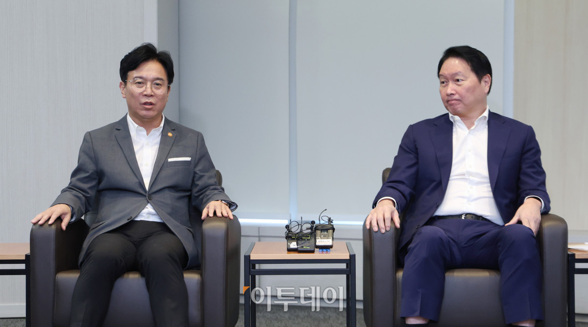 ▲김영훈(왼쪽) 고용노동부 장관이 24일 서울 중구 대한상공회의소를 방문해 최태원 회장과 대화를 하고 있다. 조현호 기자 hyunho@