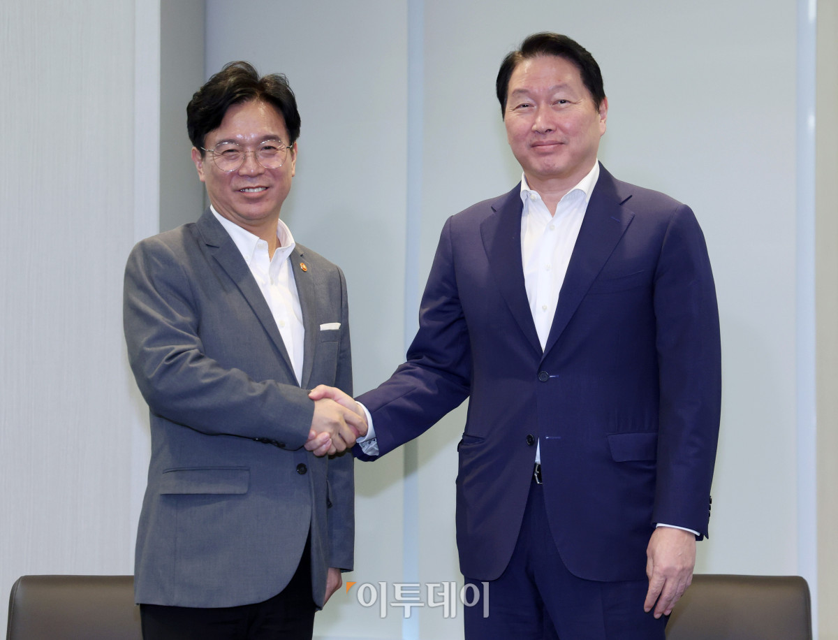 ▲김영훈(왼쪽) 고용노동부 장관이 24일 서울 중구 대한상공회의소를 방문해 최태원 회장과 악수를 하고 있다. 조현호 기자 hyunho@