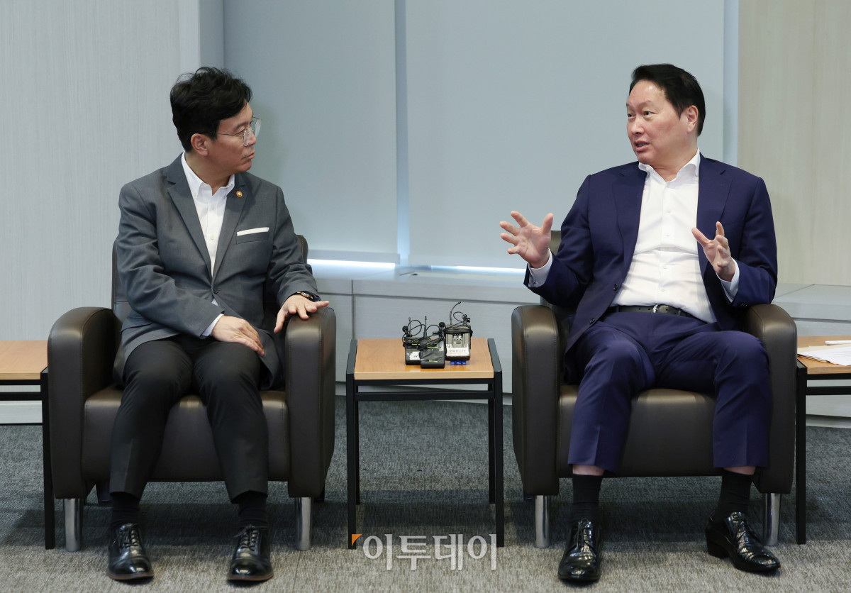 ▲김영훈(왼쪽) 고용노동부 장관이 24일 서울 중구 대한상공회의소를 방문해 최태원 회장과 대화를 하고 있다. 조현호 기자 hyunho@