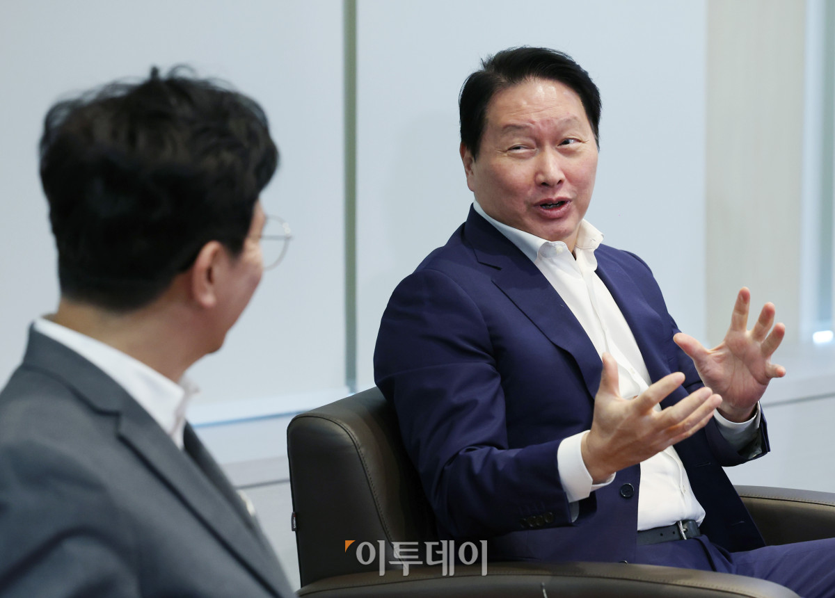 ▲최태원 대한상공회의소 회장이 24일 서울 중구 대한상공회의소를 내방한 김영훈 고용노동부 장관과 대화를 하고 있다. 조현호 기자 hyunho@