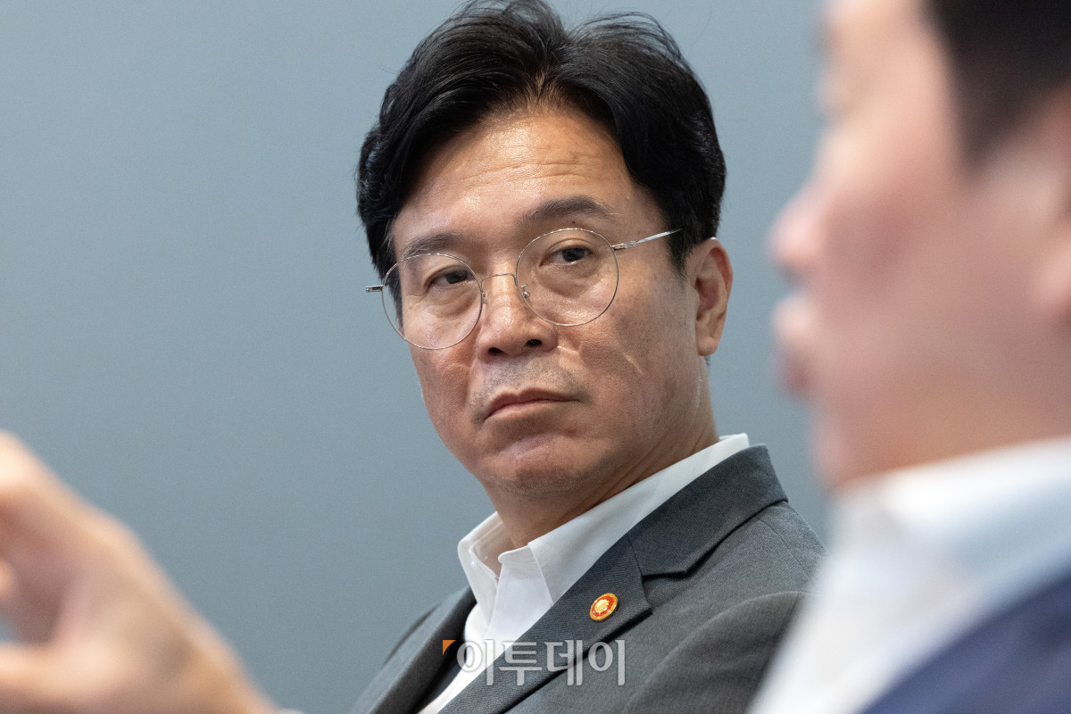 ▲김영훈(왼쪽) 고용노동부 장관이 24일 서울 중구 대한상공회의소를 방문해 최태원 회장과 대화를 하고 있다. 조현호 기자 hyunho@