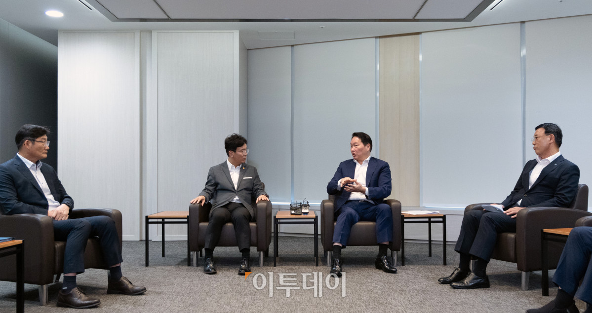 ▲김영훈(왼쪽) 고용노동부 장관이 24일 서울 중구 대한상공회의소를 방문해 최태원 회장과 대화를 하고 있다. 조현호 기자 hyunho@