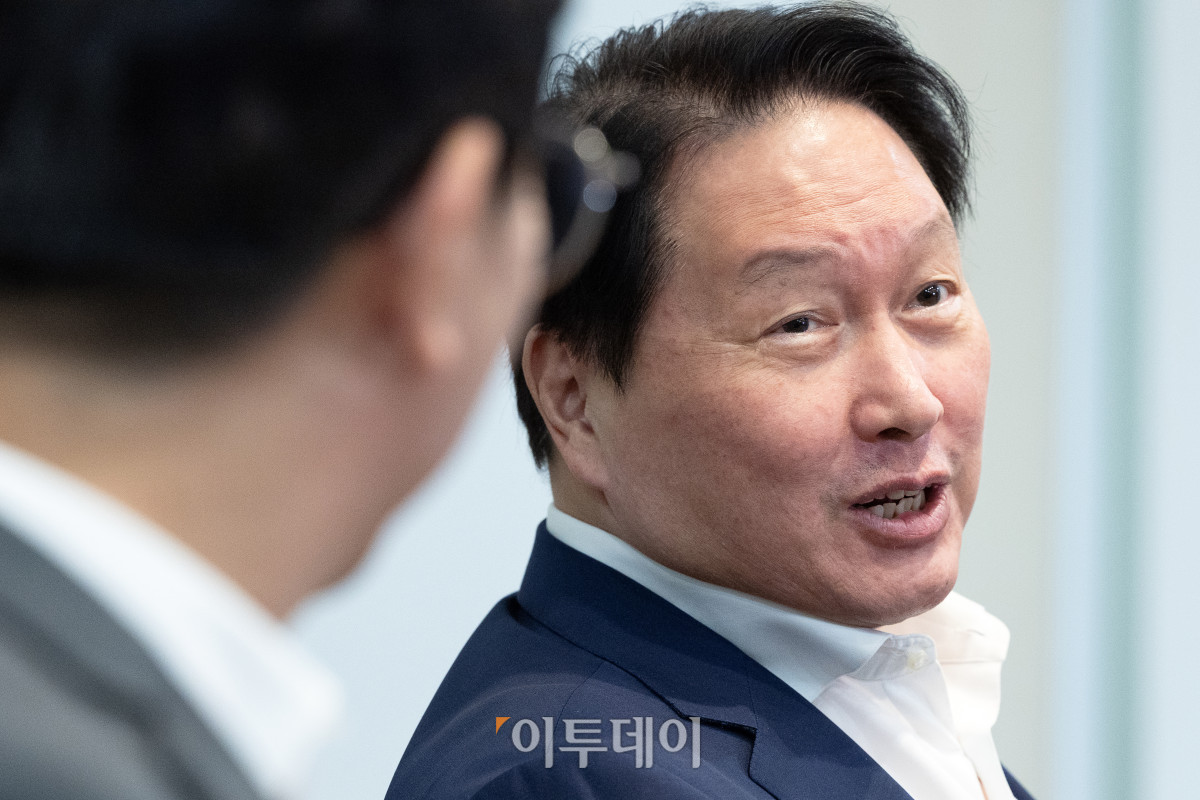 ▲최태원 대한상공회의소 회장이 24일 서울 중구 대한상공회의소를 내방한 김영훈 고용노동부 장관과 대화를 하고 있다. 조현호 기자 hyunho@