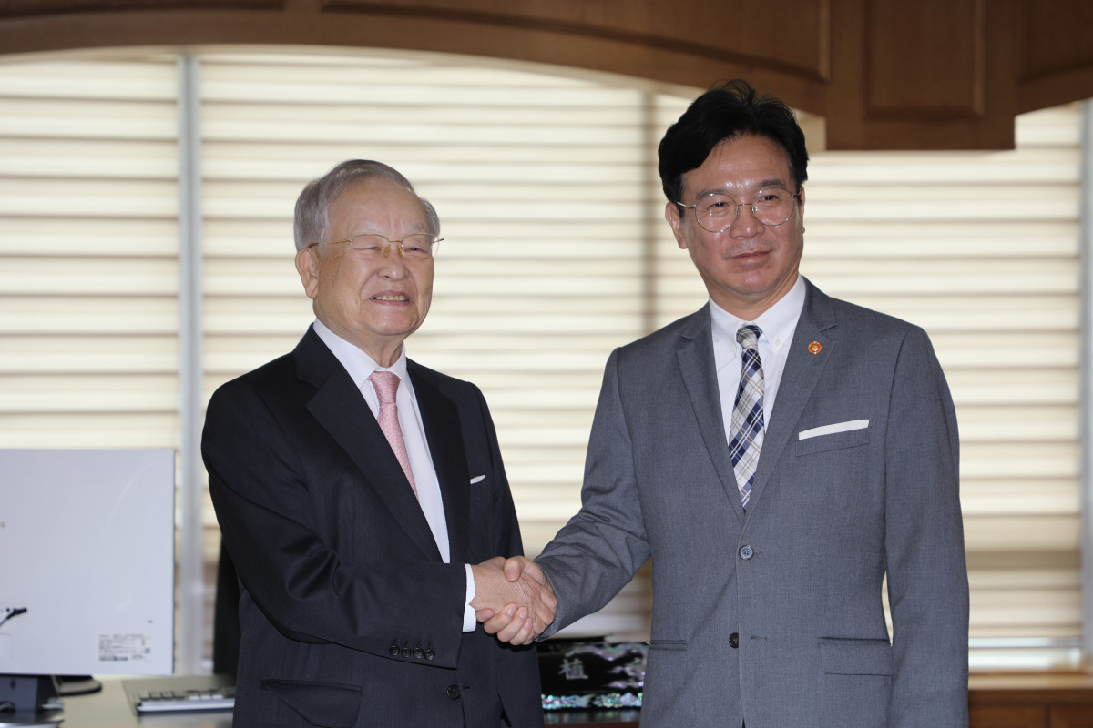 ▲손경식 한국경영자총협회 회장(왼쪽)이 김영훈 고용노동부 장관(오른쪽)과 만나 기념사진을 촬영하고 있다. (자료제공=경총)