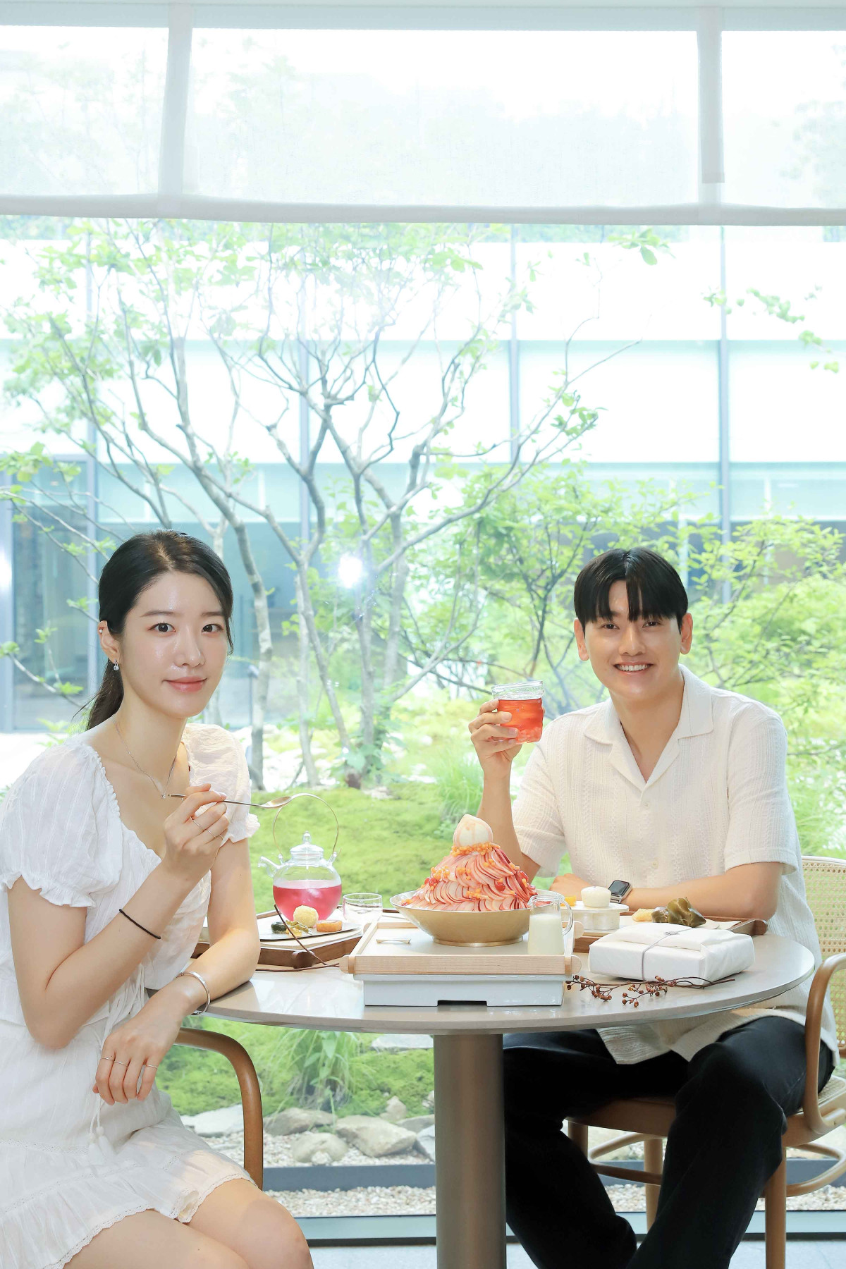 ▲서울 중구 신세계백화점 본점 5층 하우스오브신세계 디저트살롱에서 모델들이 여름 한정 시즌 디저트를 소개하고 있다.  (사진제공=신세계백화점)