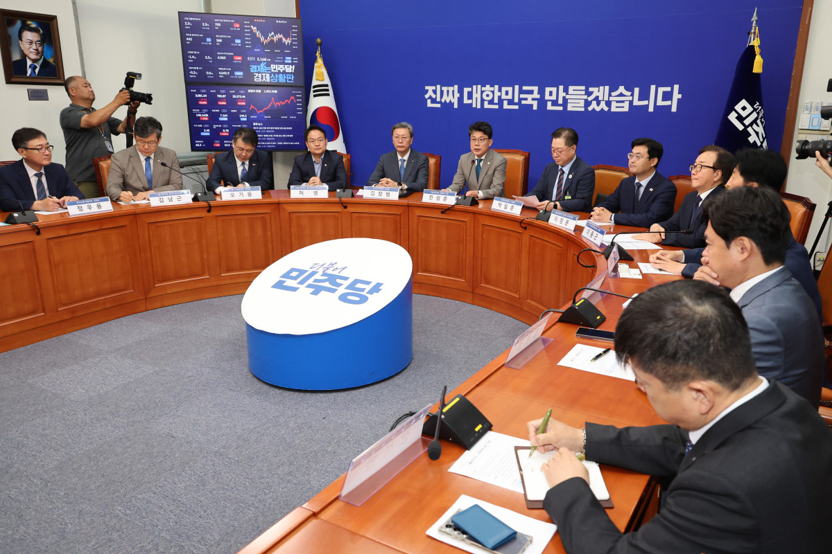 ▲진성준 더불어민주당 정책위의장이 6월 30일 서울 여의도 국회에서 상법 개정안 추진과 관련해 경제계 의견을 수렴하기 위해 경제6단체 부회장단과 간담회를 하고 있다. (연합뉴스)