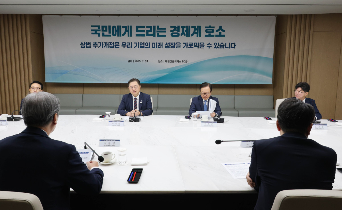 ▲박일준 대한상의 상근부회장 및 경제8단체 부회장들이 24일 서울 중구 대한상의회관에서 상법개정 관련 간담회를 하고 있다. (사진제공=대한상공회의소)