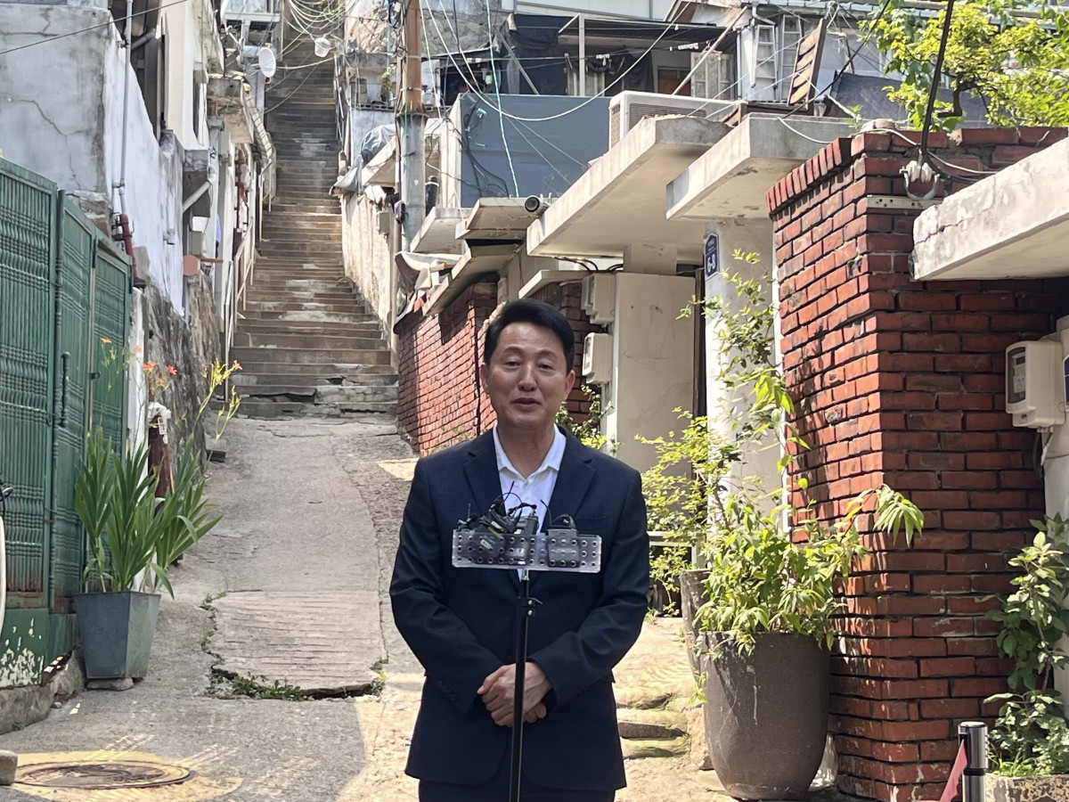 ▲오세훈 서울시장이 24일 신당동 9구역 일대를 찾아 ‘주택 공급 촉진 방안’을 발표하고 관련 설명을 하고 있다. (정유정 기자 @oiljung)