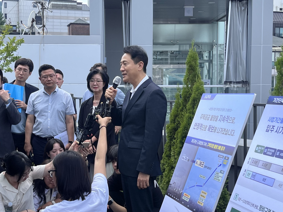 ▲오세훈 서울시장이 24일 신당동 9구역 일대를 찾아 ‘주택 공급 촉진 방안’을 발표하고 관련 설명을 하고 있다. (정유정 기자 @oiljung)