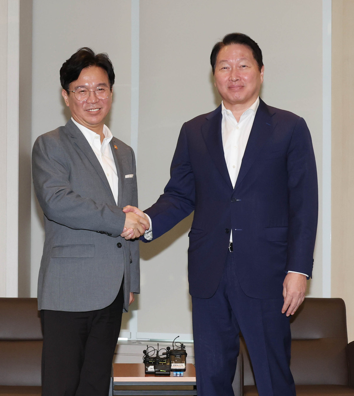 ▲김영훈 고용노동부장관(왼쪽)과 최태원 대한상공회의소 회장(오른쪽)이 기념사진을 찍고 있다. (자료제공=대한상공회의소)