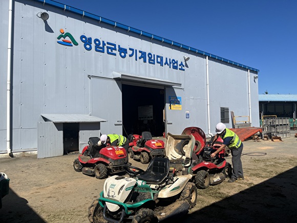 ▲전남 영암군 농기계 임대사업소에서 관계자가 농기계를 살펴보고 있다. (사진제공=영암군)