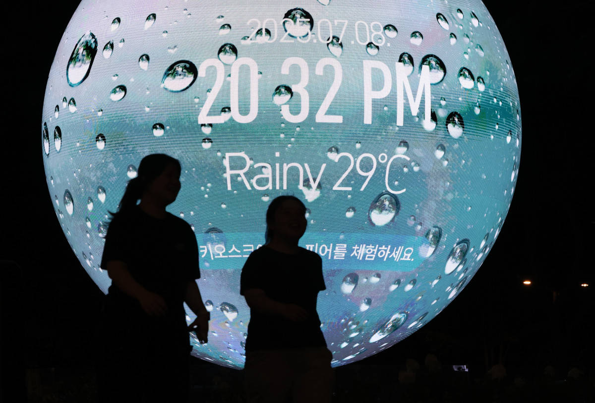 ▲서울에 연일 열대야 현상이 지속되고 있는 8일 밤 서울 송파구의 한 조형물에 현재 기온이 표출되고 있다. (뉴시스)