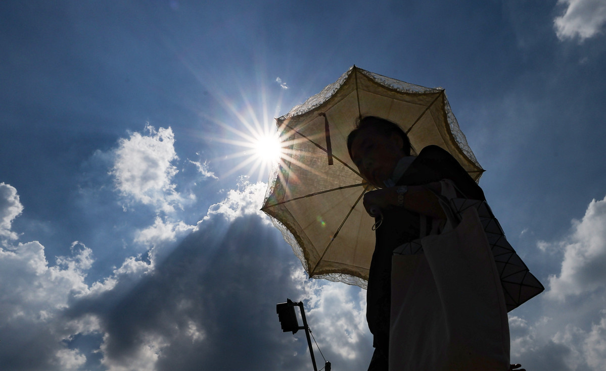 ▲<YONHAP PHOTO-3702> 양산 필요한 무더위    (대구=연합뉴스) 윤관식 기자 = 대구에 폭염경보가 이어진 23일 동대구역 광장에서 한 시민이 양산을 쓰고 이동하고 있다. 2025.7.23    psik@yna.co.kr/2025-07-23 16:18:45/<저작권자 ⓒ 1980-2025 ㈜연합뉴스. 무단 전재 재배포 금지, AI 학습 및 활용 금지>