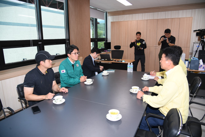 ▲김병민 서울시 정무부시장이 경기 가평군을 방문해 호우 피해 상황을 청취하고 있다.  (사진제공=서울시)