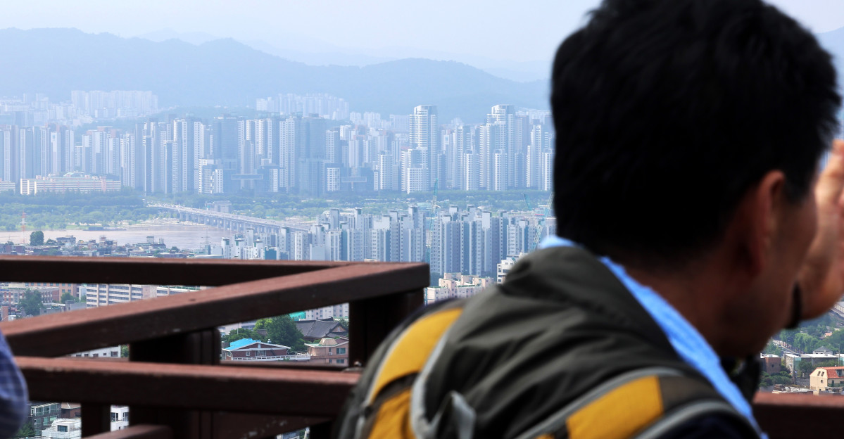 ▲서울 남산 전망대에서 시민들이 아파트가 빼곡한 서울 풍경을 감상하고 있다. (사진제공=연합뉴스)