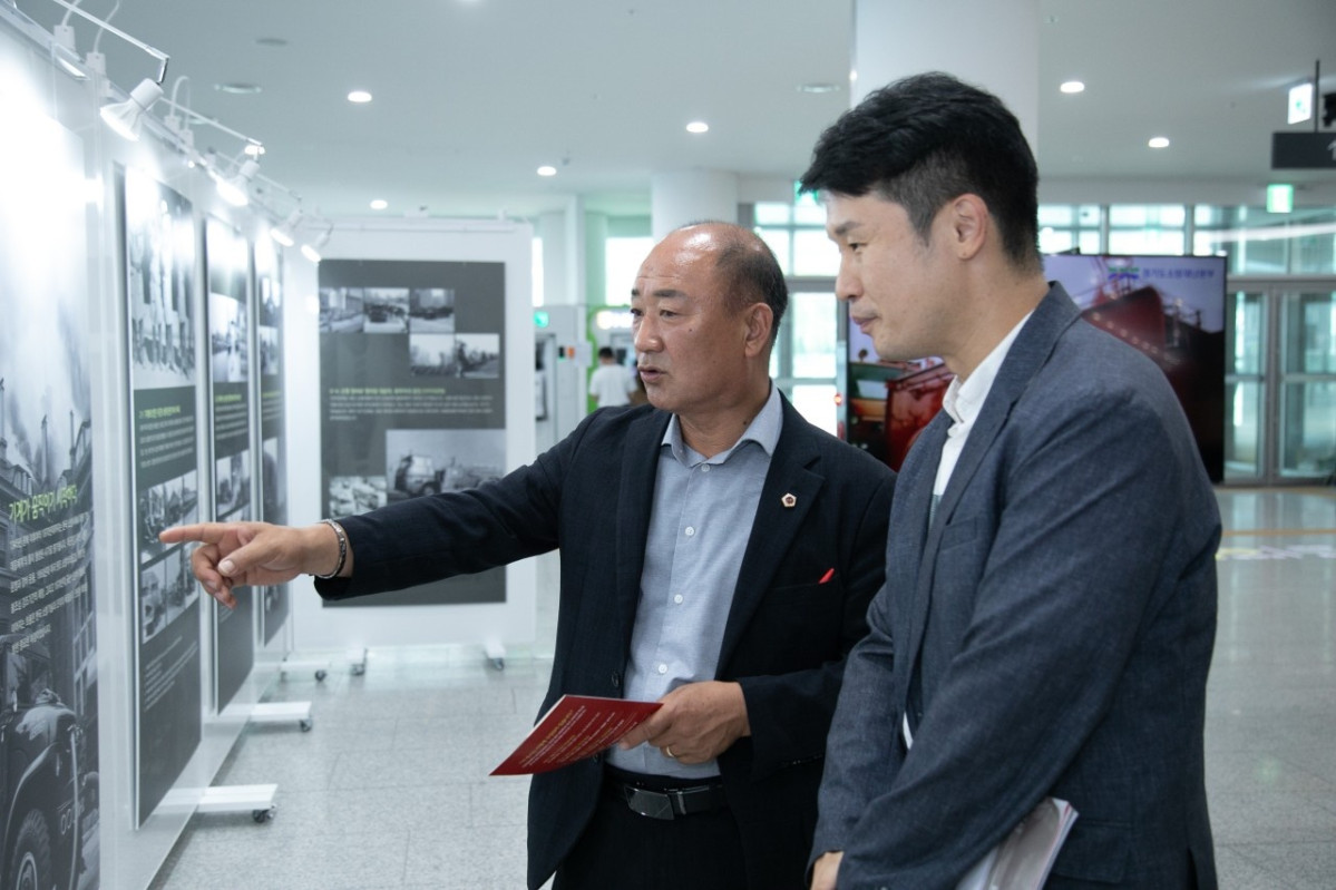 ▲이영희 의원이 23일 도청 1층 로비에서 열린 특별기획전 '불을 넘어 달려온 시간, 한국 소방차의 100년' 전시 을 살펴보고 있다. (경기도의회)