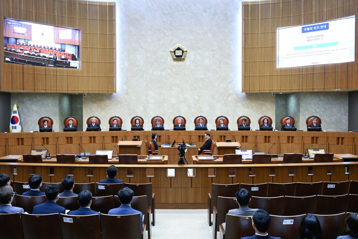 ▲ 조희대 대법원장을 비롯한 대법관들이 24일 오후 서울 서초동 대법원 대법정에서 전원합의체 선고를 위해 입정해 있다. (사진 제공 = 대법원)