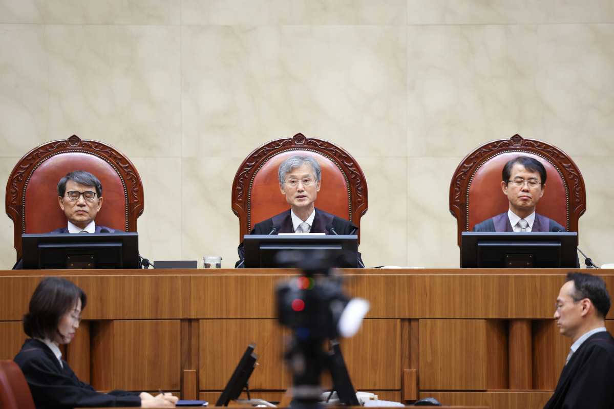 ▲ 조희대(가운데) 대법원장을 비롯한 대법관들이 24일 오후 서울 서초동 대법원 대법정에서 전원합의체 선고를 진행하고 있다. (사진 제공 = 대법원)