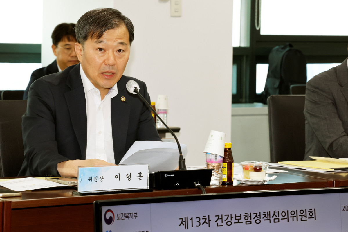 ▲이형훈 보건복지부 제2차관이 24일 제13차 건강보험정책심의위원회에서 발언하고 있다. (보건복지부)