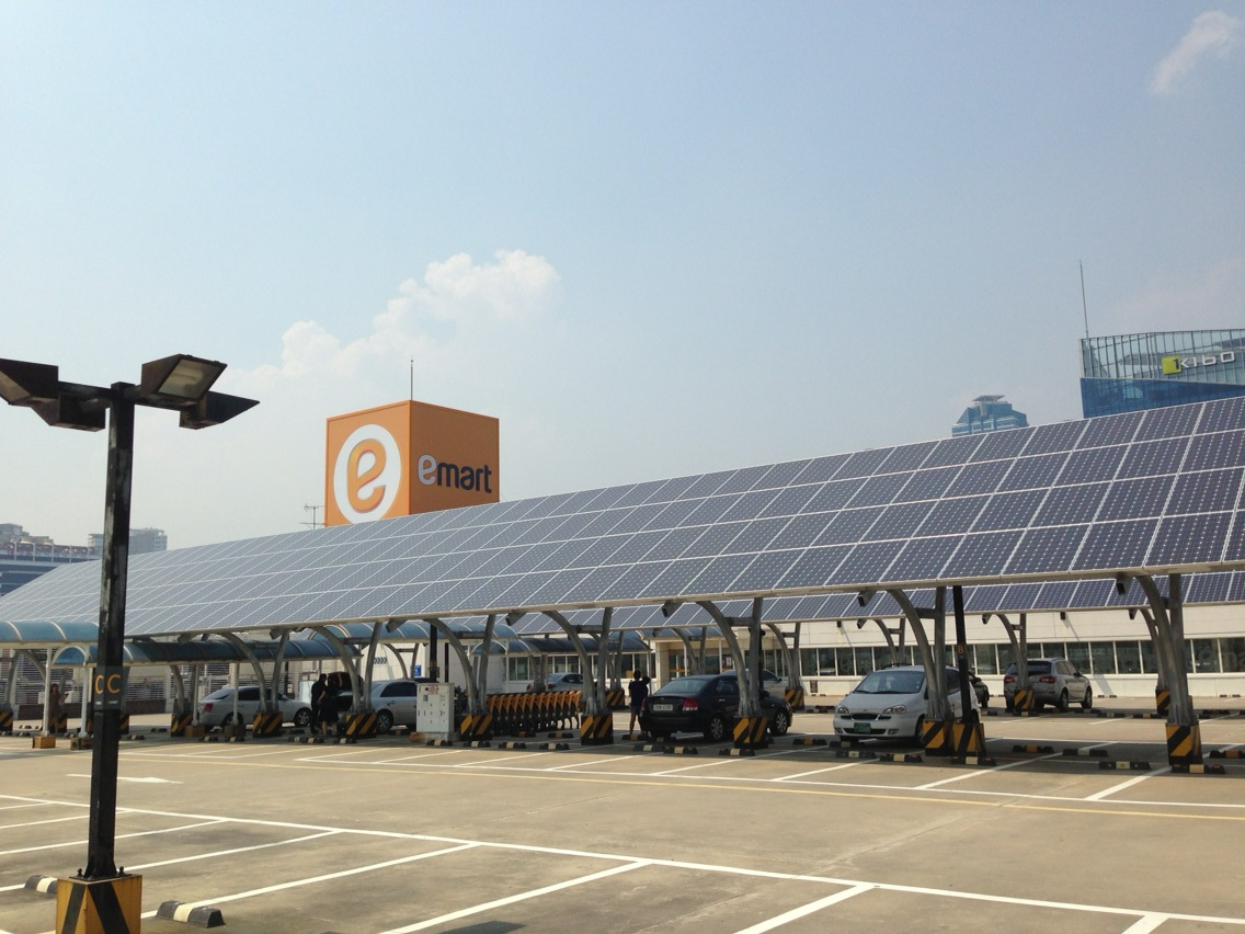 ▲부산 남구 '이마트 문현점' 옥상 주차장에 설치된 태양광 발전기 (사진제공=이마트)