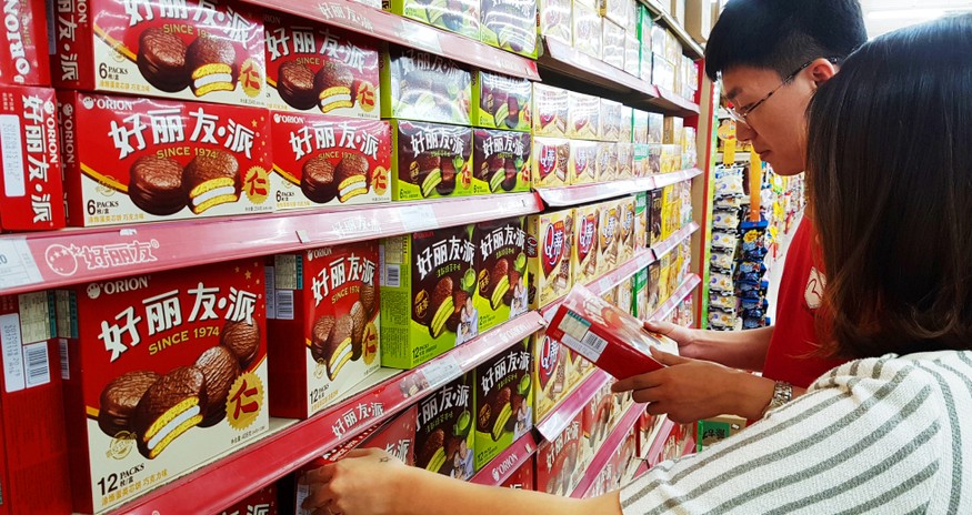▲중국 대형마트에서 소비자들이 오리온 초코파이를 살펴보고 있다.  (사진제공=오리온)