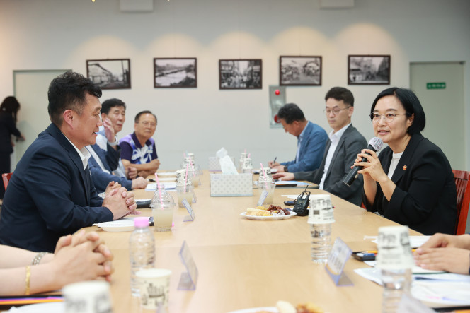 ▲한성숙 중소벤처기업부 장관이 24일 대전 동구 중앙시장활성화구역을 찾아 상인들과 간담회를 하고 있다. (사진제공=중소벤처기업부)