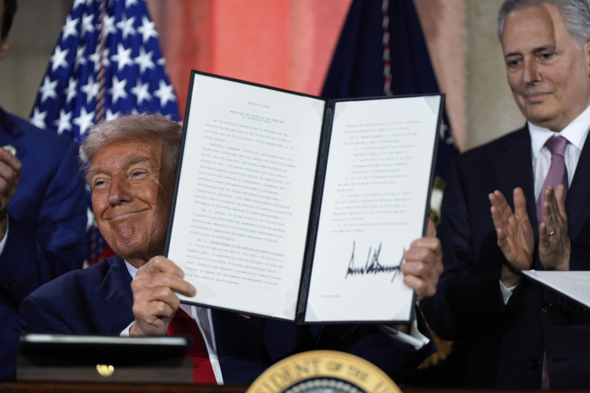 ▲23일(현지시간) 워싱턴 D.C.에서 열린 인공지능(AI) 서밋 행사에 참석한 도널드 트럼프 미국 대통령이 연설 후 자신이 서명한 행정명령을 들고 있다. (워싱턴D.C./AP연합뉴스)