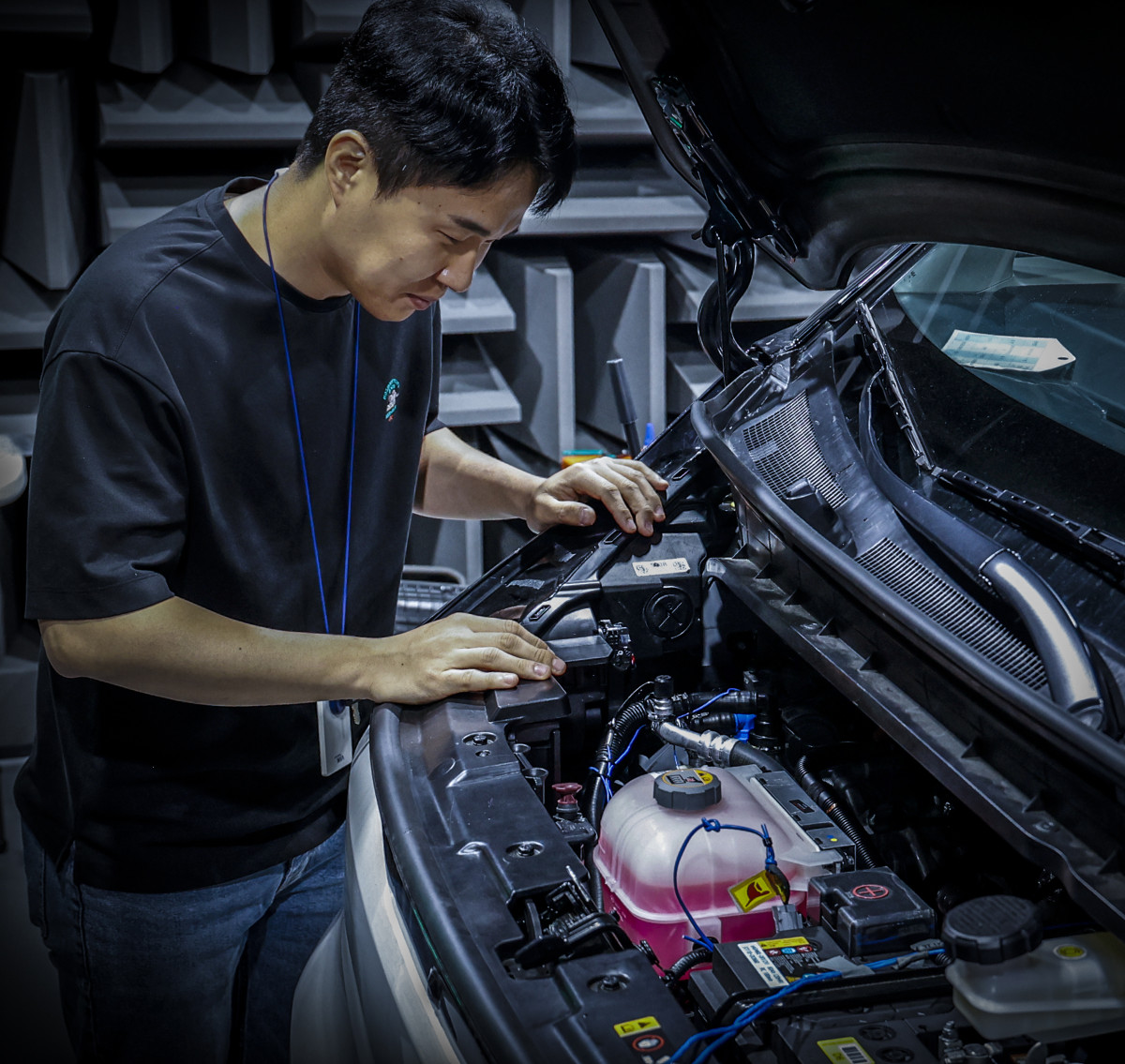 ▲현대위아의 한 연구원이 25일 경기도 의왕시 현대위아 열관리시험동에서 공조시스템 시험을 진행하고 있다. 

 (사진=현대위아)