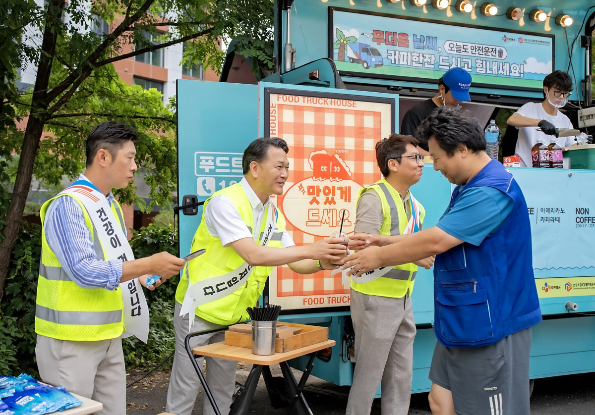 ▲24일 경기도 수원시 소재 CJ대한통운 서브터미널에서 윤재승 CJ대한통운 O-NE 본부장(왼쪽에서 두 번째)이 택배기사에게 커피와 쿨링패치 등 여름나기 용품을 전달하고 있다.  (사진=CJ대한통운)