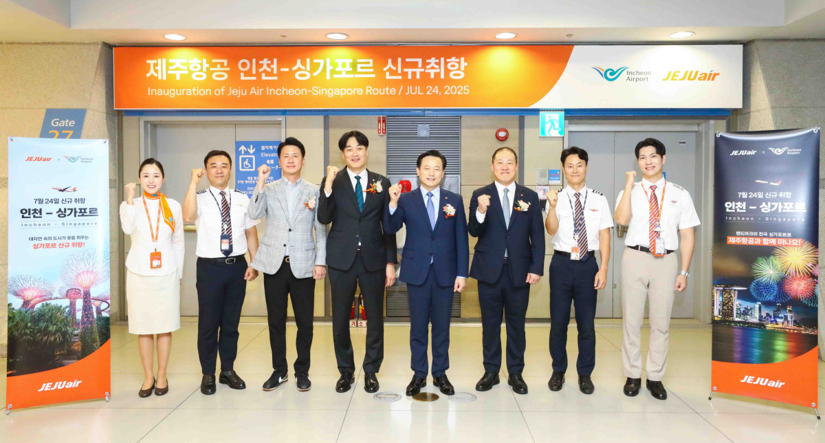 ▲7월 24일 오후 인천국제공항에서 진행된 제주항공 인천~싱가포르 노선 신규 취항식에 참석한 김이배 대표이사(사진 오른쪽에서 네번째)와 정재필 커머셜본부장(사진 오른쪽에서 세번째) 등 임직원들이 신규 취항편 승무원들과 기념촬영을 하고있다. (사진=제주항공)