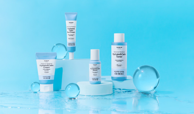 ▲글로우:업 바이 비욘드가 새로 출시한 수분‧진정 라인 4종, 토너‧세럼‧크림‧선크림 제품이 보이고 있다. (사진제공=LG생활건강)
