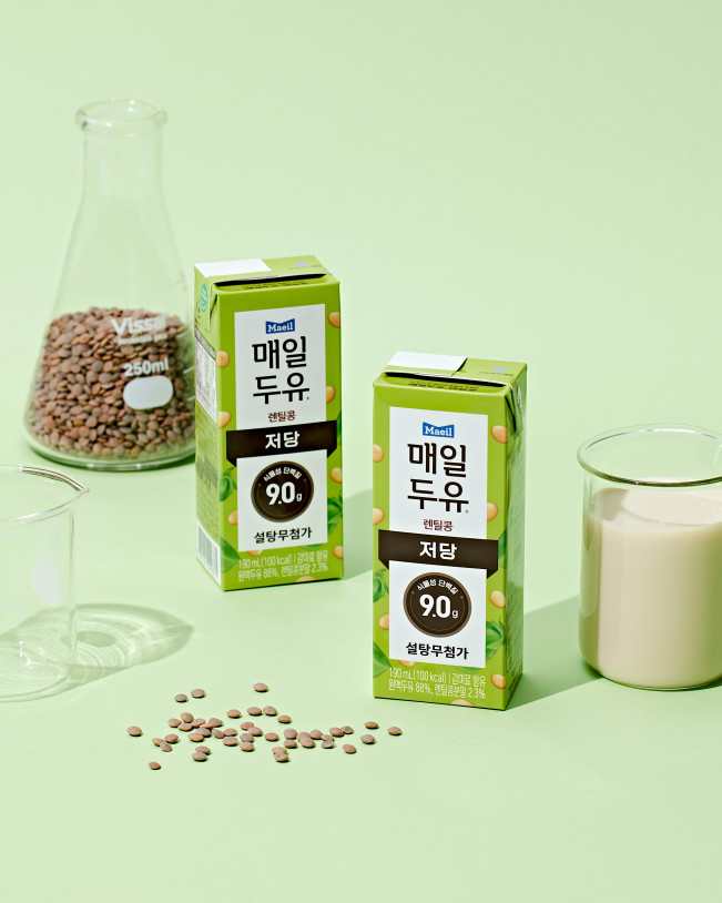 ▲매일유업의 매일두유가 <저속노화 식사법> 저자 정희원 의학박사와 공동개발한 ‘매일두유 렌틸콩’ 제품이 보이고 있다. (사진제공=매일유업)