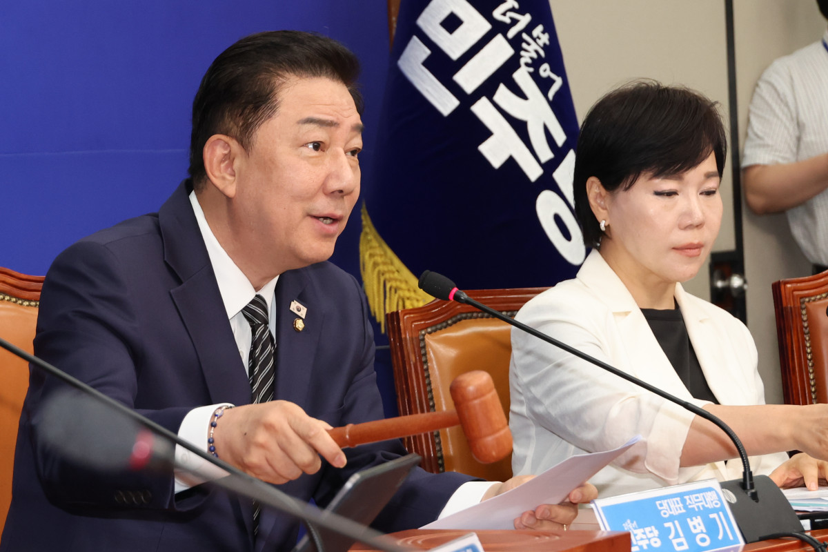 ▲김병기 더불어민주당 당대표 직무대행 겸 원내대표가 25일 서울 여의도 국회에서 열린 최고위원회의를 주재하고 있다. (연합뉴스)