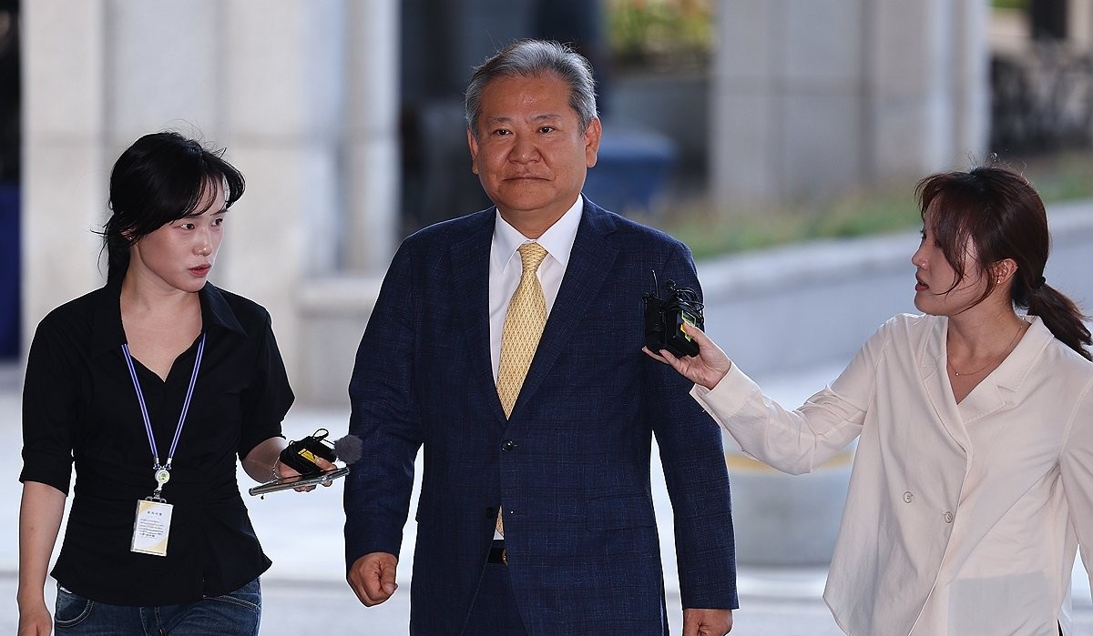 ▲ 이상민 전 행정안전부 장관이 25일 내란 특검 조사를 받기 위해 특검팀 사무실이 마련된 서울 서초동 서울고등검찰청으로 향하고 있다. (연합뉴스)