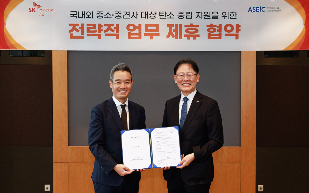 ▲김민혁 SK AX Global/제조사업부문장(왼쪽)과 정광천 ASEIC 이사장이 ‘국내외 중소∙중견기업 대상 탄소 중립 지원을 위한 전략적 업무 제휴 협약식’에서 기념 사진을 촬영하고 있다. (자료제공=SK AX)