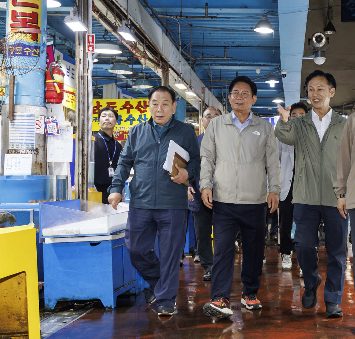 ▲박강수 마포구청장이 마포농수산물시장을 방문해 수산물 특별 점검 현장을 살피고 있다. (사진제공=마포구)