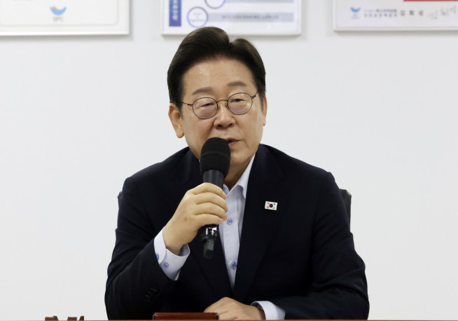 ▲이재명 대통령이 25일 경기 시흥시 SPC 삼립 시화공장에서 열린 산업재해 근절 현장 노사간담회에서 발언하고 있다. (연합뉴스 )