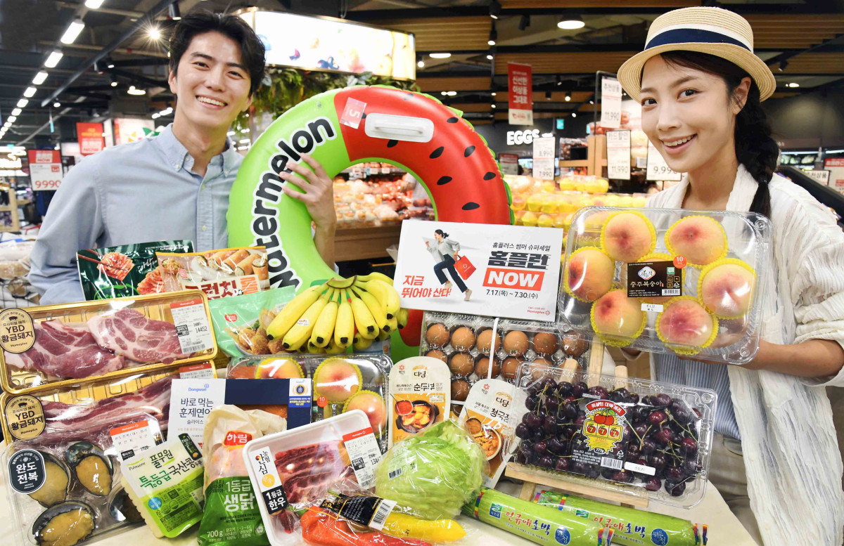 ▲서울 등촌동 ‘홈플러스 메가 푸드 마켓 라이브 강서점’에서 ‘홈플런 NOW’ 마지막 행사 상품을 소개하고 있다. (사진제공=홈플러스)