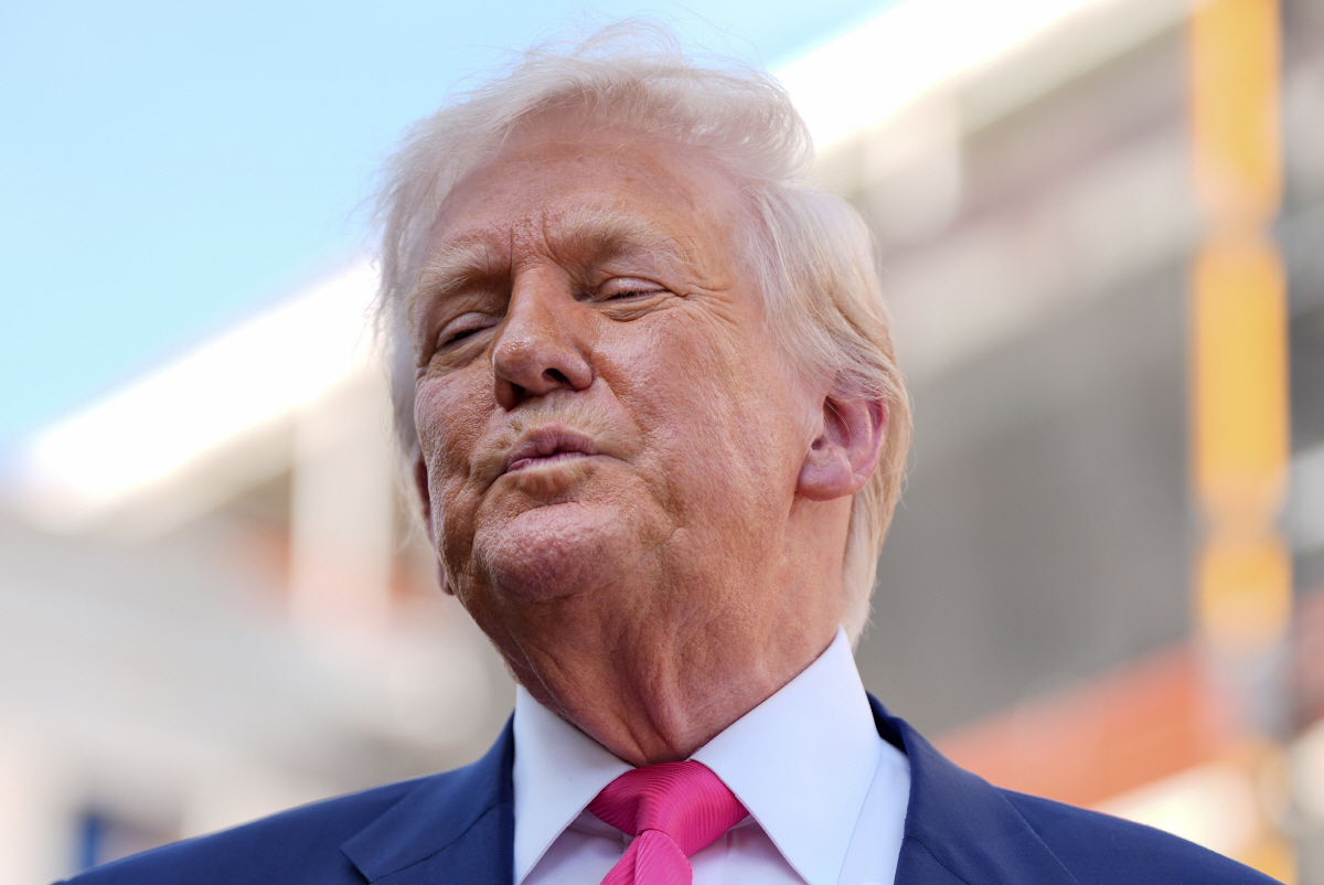 ▲도널드 트럼프 미국 대통령이 24일(현지시간) 미국 연방준비제도(Fed·연준) 청사 건설 현장을 찾고 있다. 워싱턴D.C./AP연합뉴스