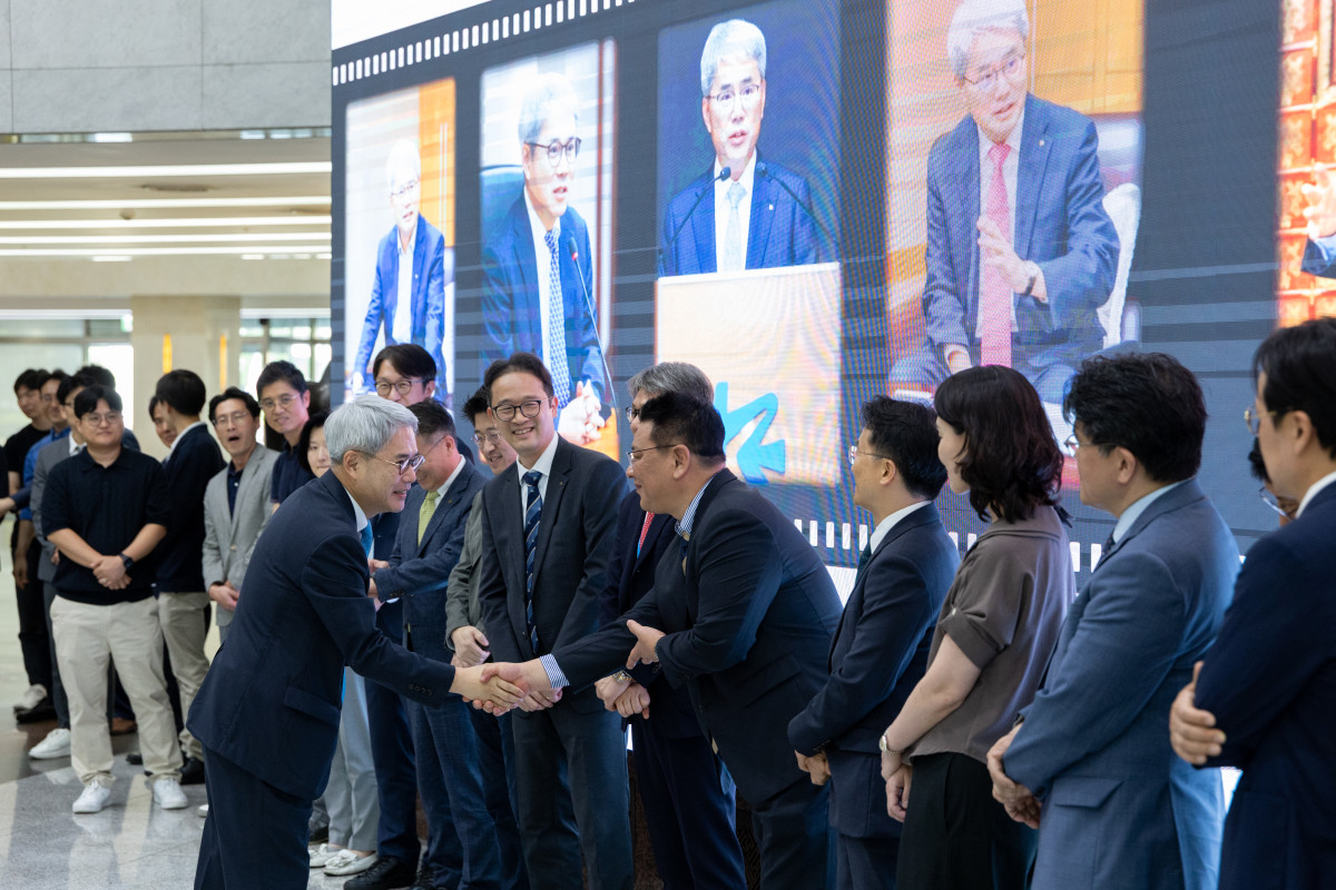 ▲윤희성 한국수출입은행장이 25일 서울 여의도 본점에서 열린 이임식을 마치고, 직원들과 인사를 나누고 있다. (사진제공=수출입은행)