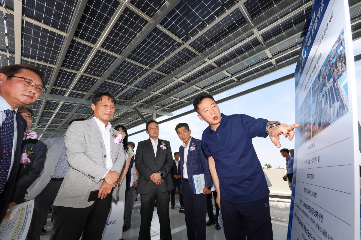 ▲한국산업단지공단 인천지역본부 기업진흥팀 권동희 팀장(오른쪽 1번째)이 태양광 설비에 대해 설명하고 있다. (사진제공=KT)