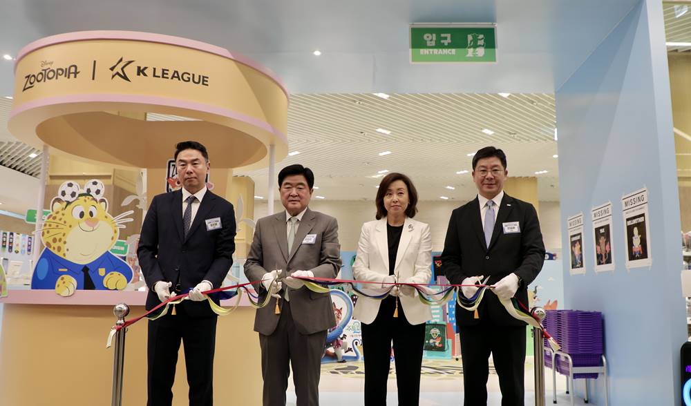 ▲사진 오른쪽부터 민승배 BGF리테일 대표, 김소연 디즈니코리아 대표, 권오갑 한국프로축구연맹 총재, 정지영 현대백화점 사장이 25일 CU K리그-주토피아 팝업스토어 오픈 커팅식을 진행 중이다. (사진제공=BGF리테일)