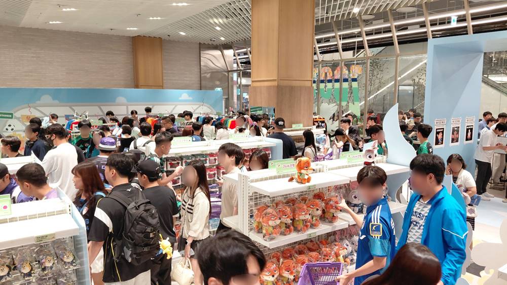 ▲25일 CU K리그-주토피아 팝업스토어에서 고객들이 제품을 고르고 있다.  (사진제공=BGF리테일)