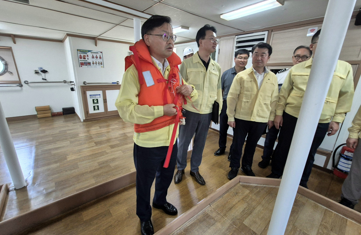 ▲김성범 해양수산부 차관이 25일 하계 휴가철에 대비해 군산항연안여객터미널을 찾아 여객선과 터미널 안전관리 상황을 점검하고 있다. (사진제공=해양수산부)