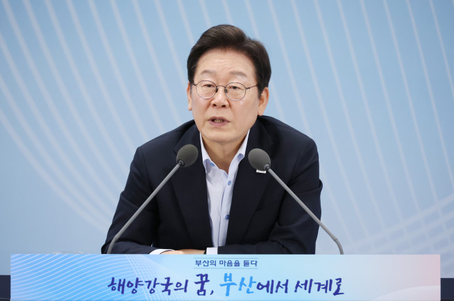 ▲이재명 대통령이 25일 부산 부경대에서 열린 타운홀미팅 '부산의 마음을 듣다' 지역 주민 간담회에서 참석자 질문에 답하고 있다.     (연합뉴스 )